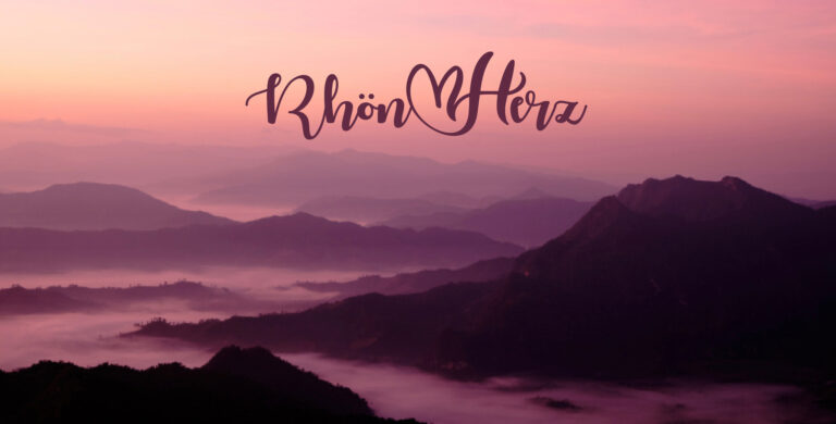 Bild mit einer Berglandschaft und dem RhönHerz Logo Schriftzug Titel