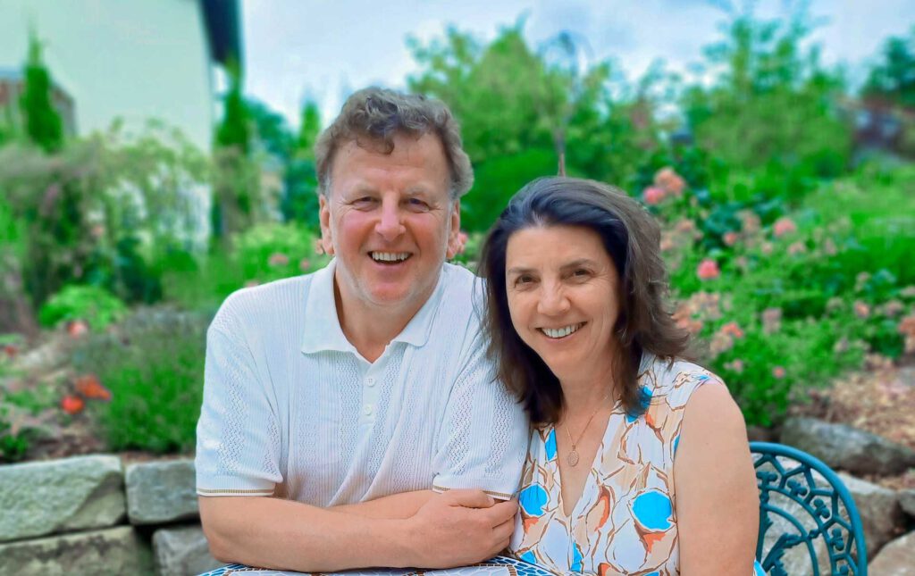 Udo und Uta sitzen auf der großen Terrasse hinter dem Seminarzentrum