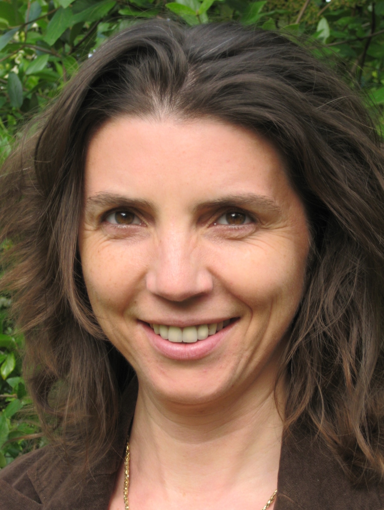 Frau mit braunen Haaren