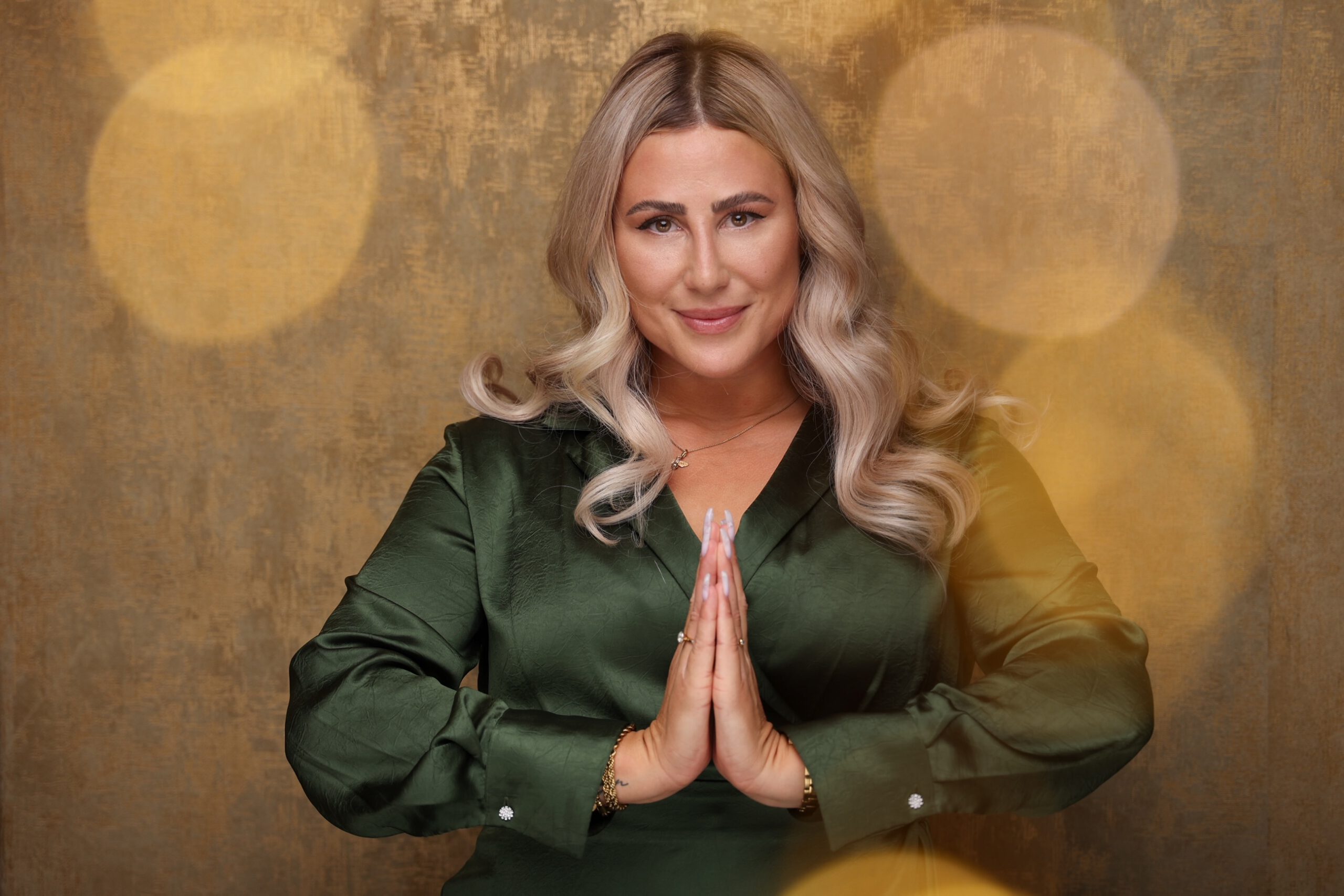 Blonde Frau in brauner Bluse